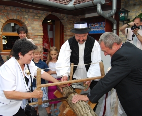 Megérkezéskor a fűrészalés tudományáról is számot adhatnak a fiatalok